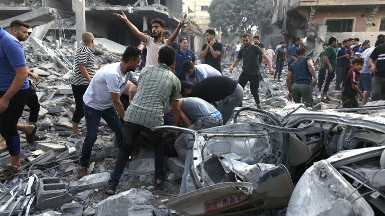 غزة: عشرات الشهداء والجرحى في قصف إسرائيلي قرب مراكز توزيع المساعدات