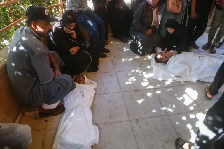 غزة: 15 شهيداً بينهم 4 أطفال جراء التجويع.. ومجزرة في مخيم الشاطئ