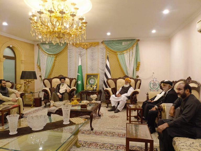 لقاء زعيم الشيعة في باكستان مع مولانا فضل الرحمن