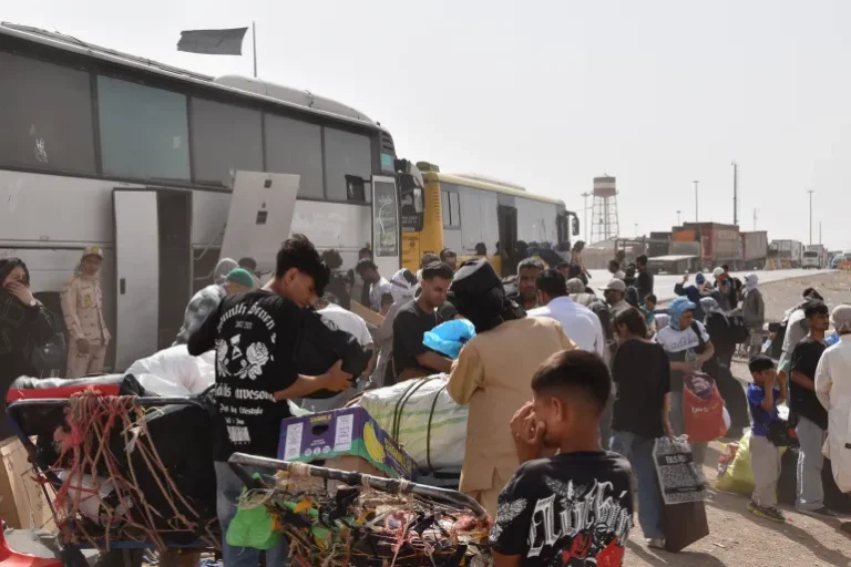 ظروف صعبة ومصير مجهول لآلاف اللاجئين الأفغان العائدين يوميا من إيران