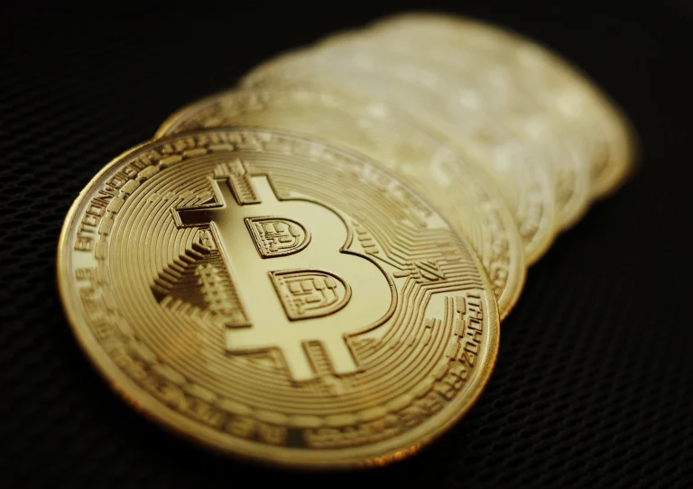 سعر البيتكوين يتجاوز حاجز 121 ألف دولار لأول مرة في تاريخه
