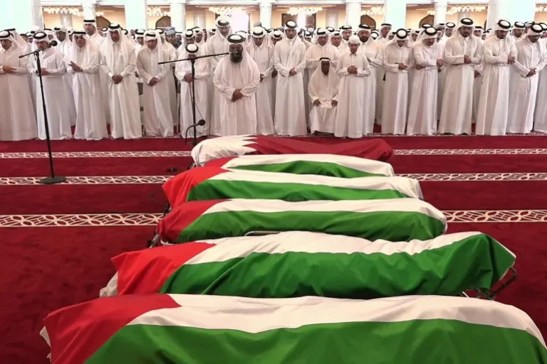 الدوحة تشيّع شهداء الهجوم الإسرائيلي بمشاركة أمير قطر