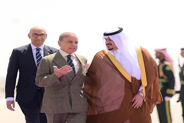 رئيس الوزراء الباكستاني يصل الرياض في زيارة رسمية بدعوة من ولي العهد السعودي