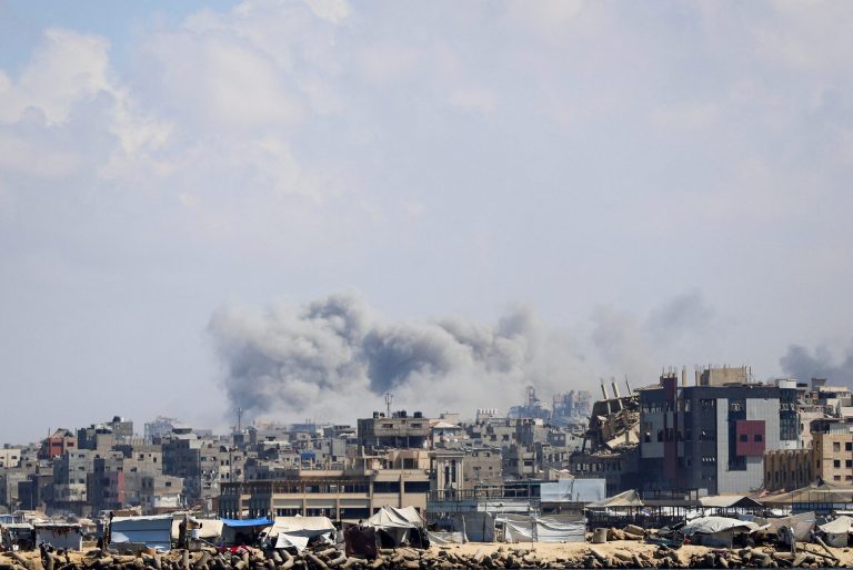 إسرائيل تواصل هجومها على غزة و”الرعب” يتملك نازحين فلسطينيين