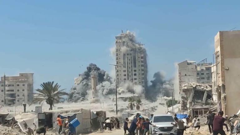 غارات إسرائيلية مكثفة تدمر أكثر من 14 مبنى سكنياً غرب غزة منذ صباح السبت