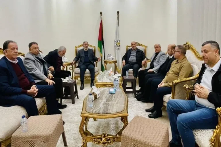 لقاء بين حماس وفتح يسبق اجتماعا للفصائل الفلسطينية بشأن اتفاق غزة