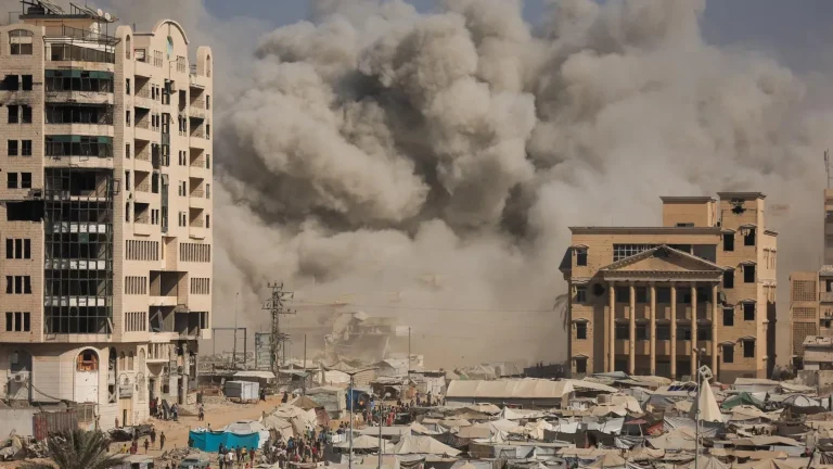 الاحتلال يغلق جميع معابر غزة ويشن سلسلة غارات