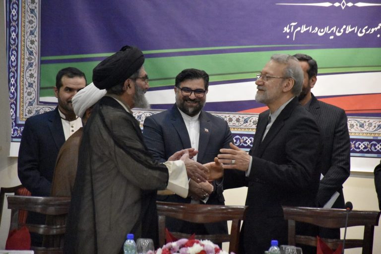 لقاء زعيم الشيعة في باكستان مع الدكتور علي لاریجاني في إسلام آباد