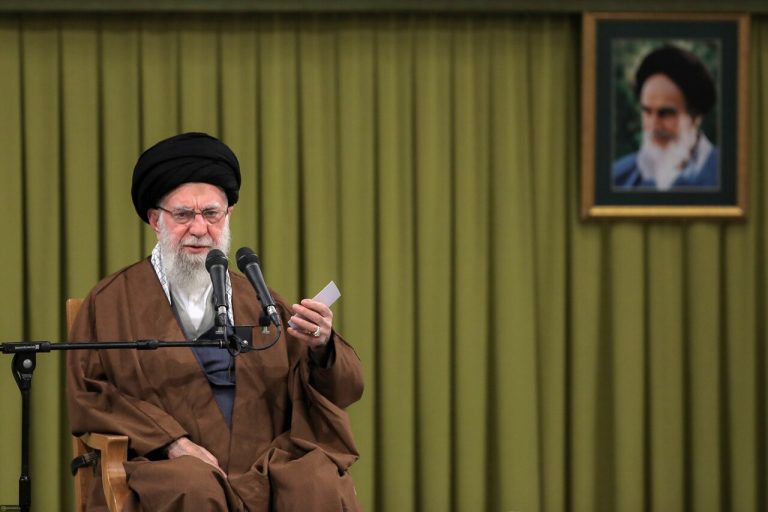 قائد الثورة: إرادة الشعب الإيراني حطّمت مشروع العدو لتشويه الهوية الدينية والتاريخية