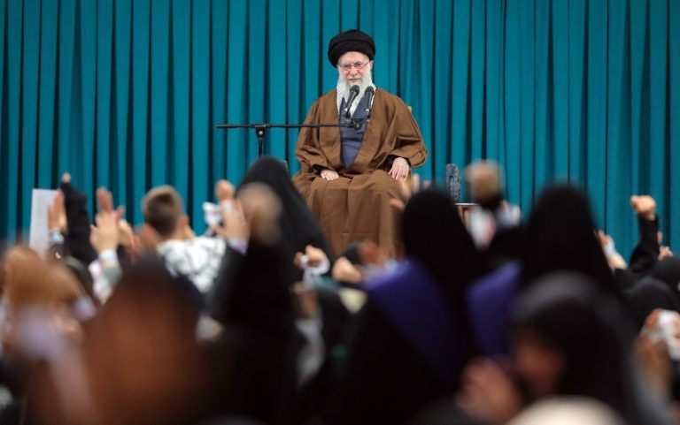 الانفلات الذي ألبسته الثقافة الرأسمالية الغربية ثوب الحرية خداعًا هو في حقيقته عبودية (الإمام الخامنئي في لقاء مع جمعٍ من السيّدات والفتيات)