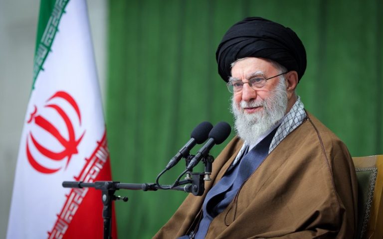 الشابّ الإيراني حافظَ على هويّته الدينيّة أمام الموجة الإعلاميّة الهائلة – قائد الثورة الإسلامية الإمام الخامنئي