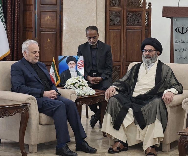 زعيم الشيعة في باكستان يقدّم التعازي في سفارة الجمهورية الإسلامية الإيرانية باستشهاد قائد الثورة الإسلامية