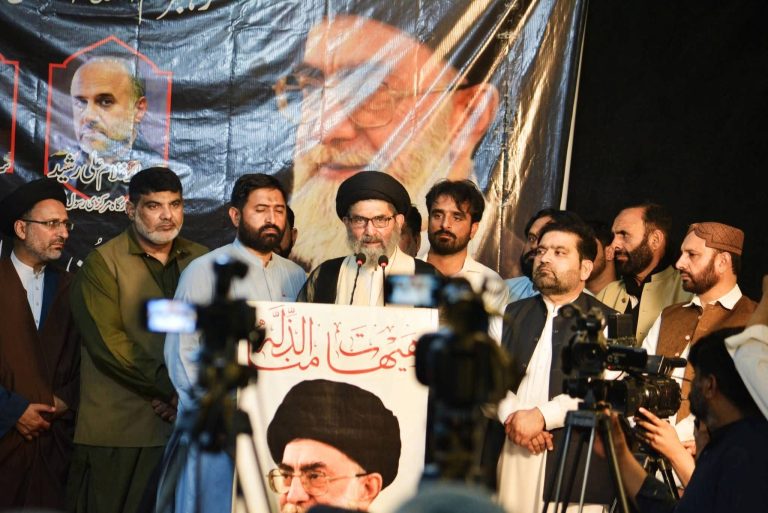 خطاب زعيم الشيعة في باكستان في مجلس ترحيم القائد المعظم بجامعة المنتظر بمشاركة واسعة من العلماء والقيادات الدينية