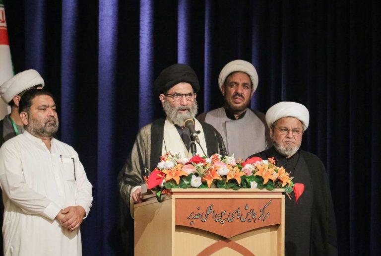 زعيم الشيعة في باكستان يؤكد أن دماء القادة الشهداء عززت رسالة الثورة الإسلامية ويدعو إلى ترسيخ الوحدة وخدمة الزائرين