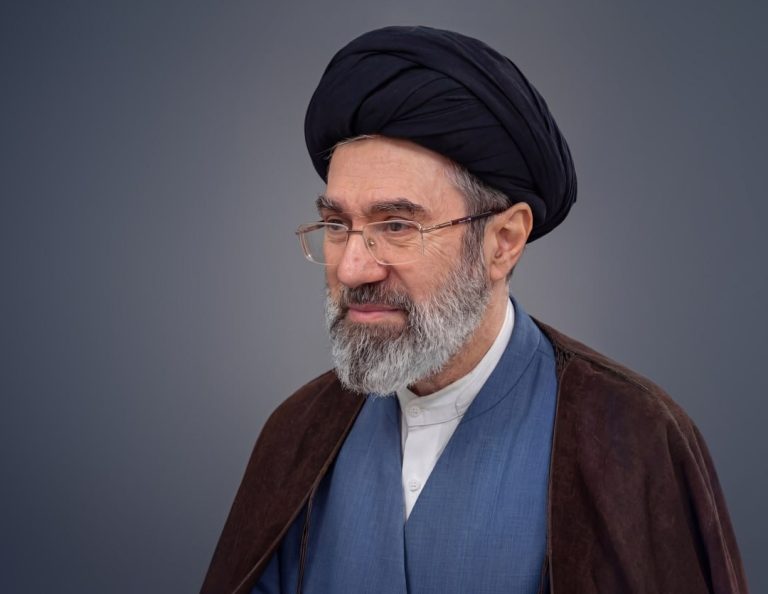 مكتب قائد الثورة يحدّد مرجعيّتين رسميّتين لأخبار سماحته ويكذّب ادعاءات استقالة الرئيس بزشكيان