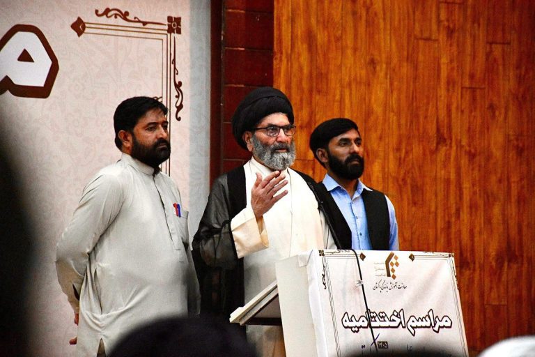 آية الله السيد ساجد علي نقوي يشارك في حفل توزيع الجوائز السنوي بجامعة الكوثر ويكرّم الطلاب المتفوقين في المسابقات العلمية بين المدارس الدينية